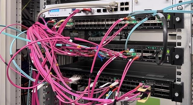 Core-Switch mit SFP+-Modulen und Glasfaser-Uplinks, konfiguriert von Head & Code