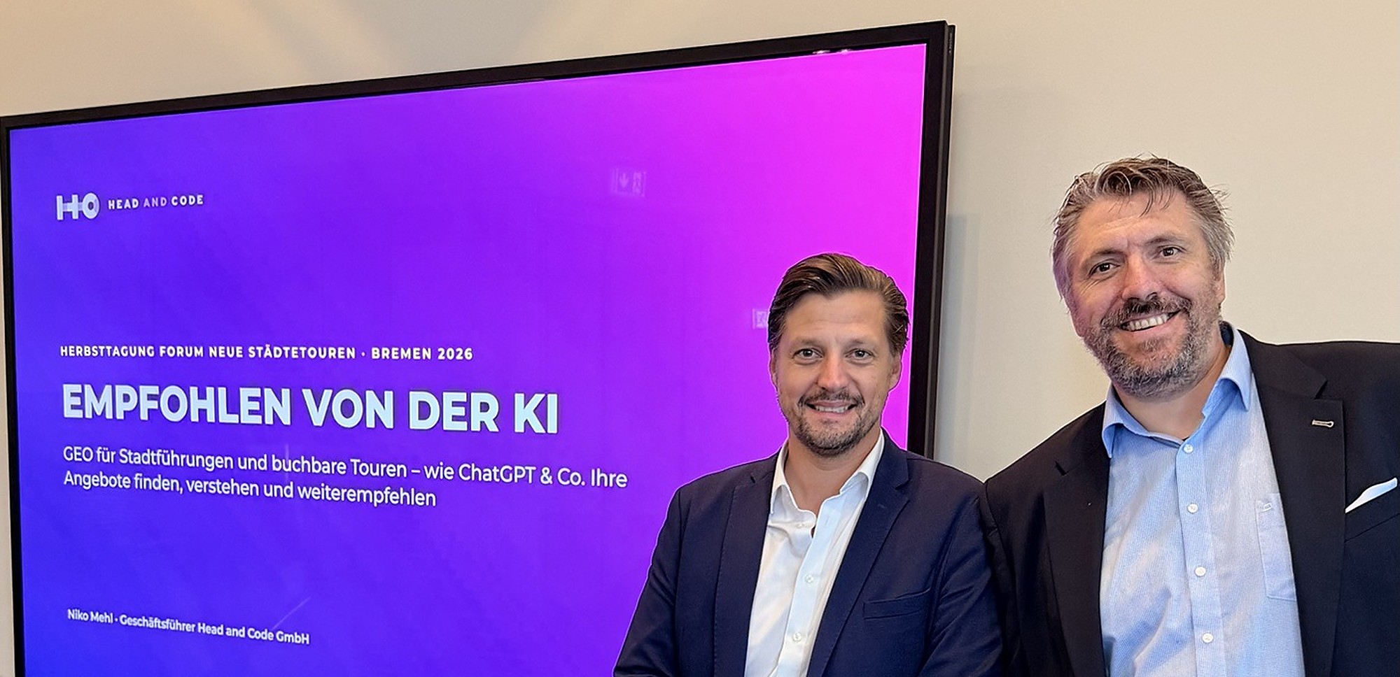 Niko Mehl und Christian Hinze von Head and Code vor der Präsentation „Empfohlen von der KI“ auf der Herbsttagung des Forum Neue Städtetouren in Bremen
